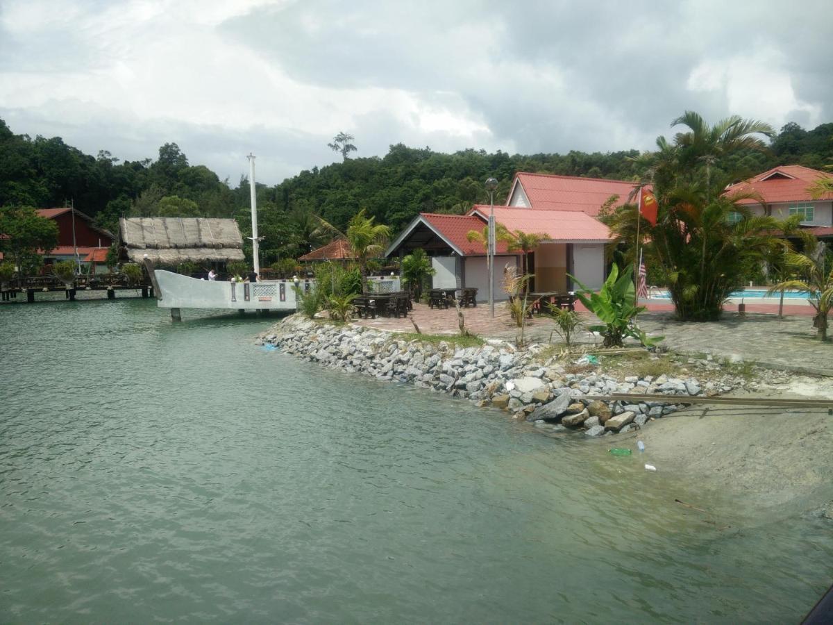 Penarak Bamboo Beach Motel Kuah Exterior photo