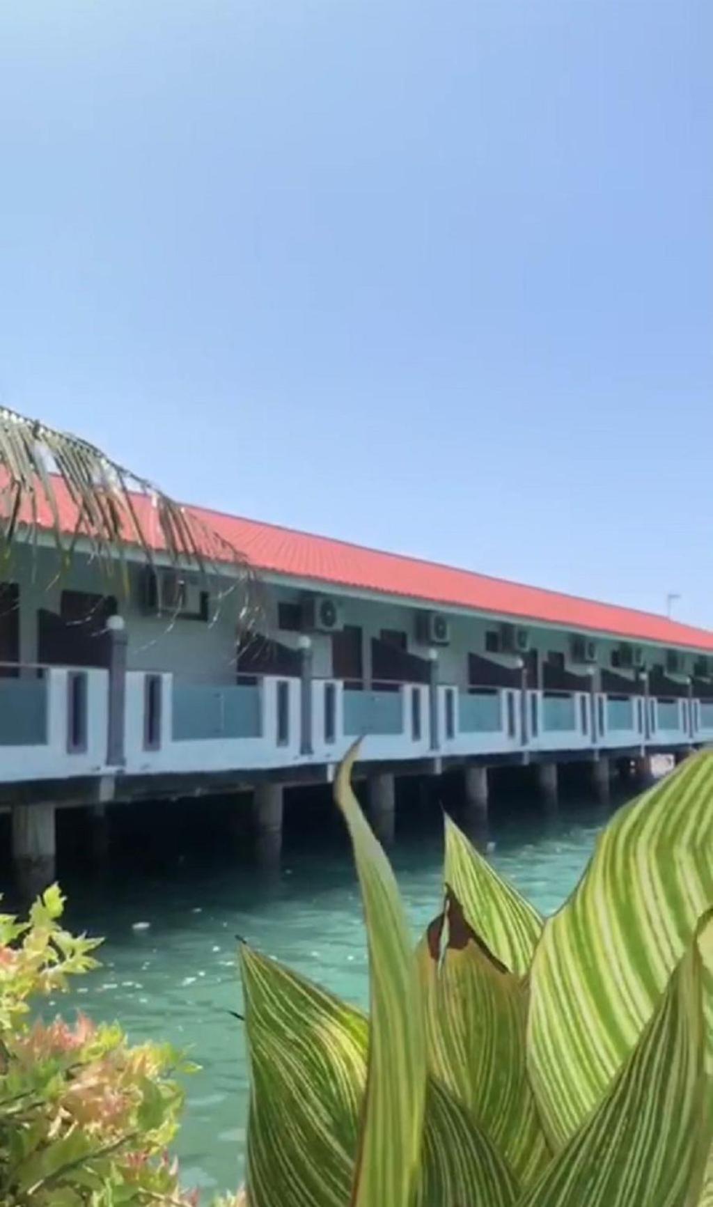 Penarak Bamboo Beach Motel Kuah Exterior photo