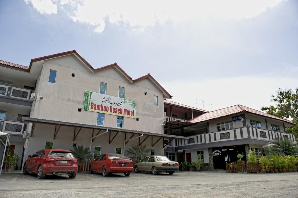 Penarak Bamboo Beach Motel Kuah Exterior photo